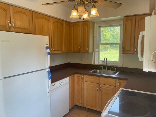 Building Photo - 184 Pine Island Tpke