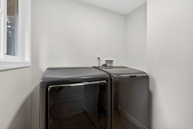 Building Photo - Updated 4BD Lake Oswego Home - Prime Location