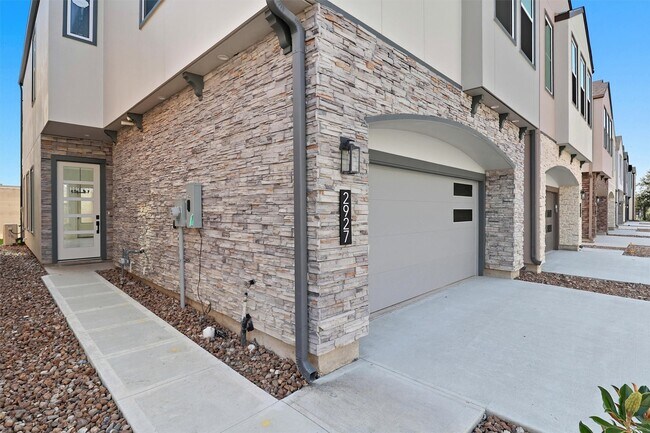 Building Photo - 2927 El Fenice Ln