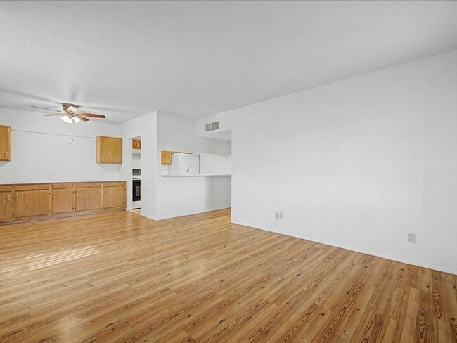 Building Photo - 2 Bedroom 2 Bathroom with Community Pool and Spa!