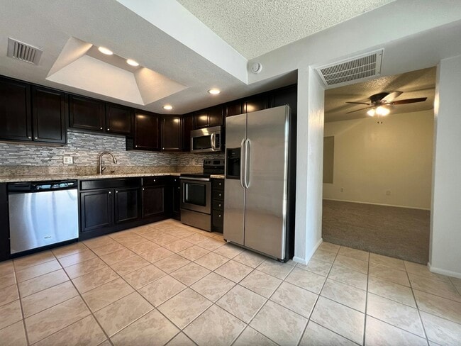 Building Photo - 924 E Diamond Dr