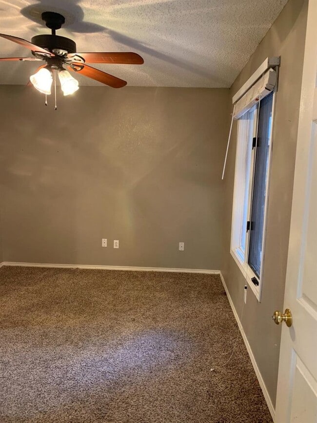 Building Photo - Townhome 2/2