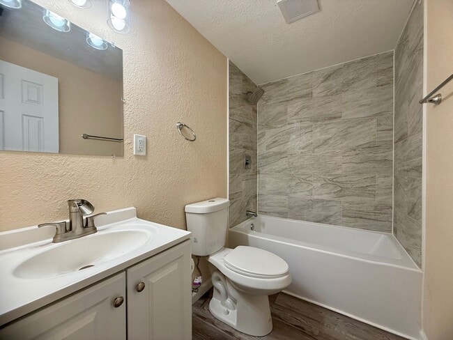 Building Photo - Updated 4 bedroom 2 bath home!