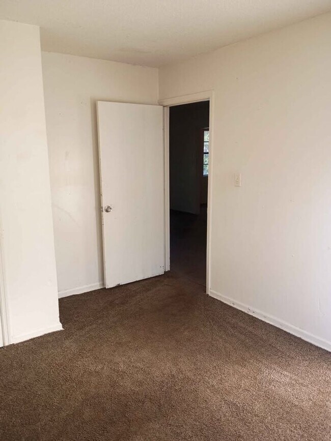 Building Photo - 705 S Van Buren St