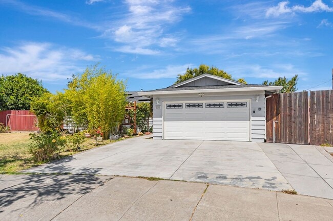 Building Photo - Spacious 4BR/2BA Home in Prime Irvington C...