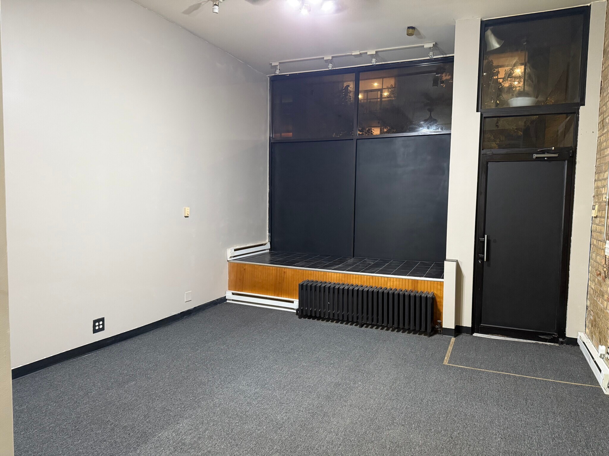 Building Photo - 840 N California Ave