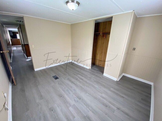 Building Photo - For Rent: 2-Bedroom Mobile Home in Sulphur...