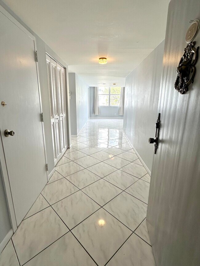 Building Photo - 1801 S Flagler Dr