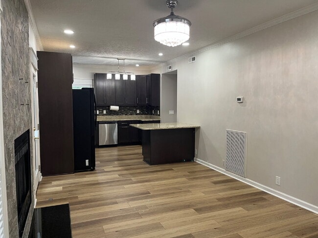Building Photo - "Charming Franklin Retreat: 3-Bedroom Have...