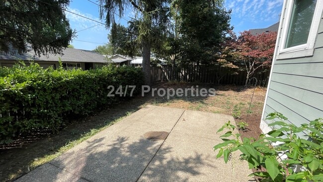 Building Photo - Stunning 4 BD | 2.5 BA Craftsman - Milwaukie