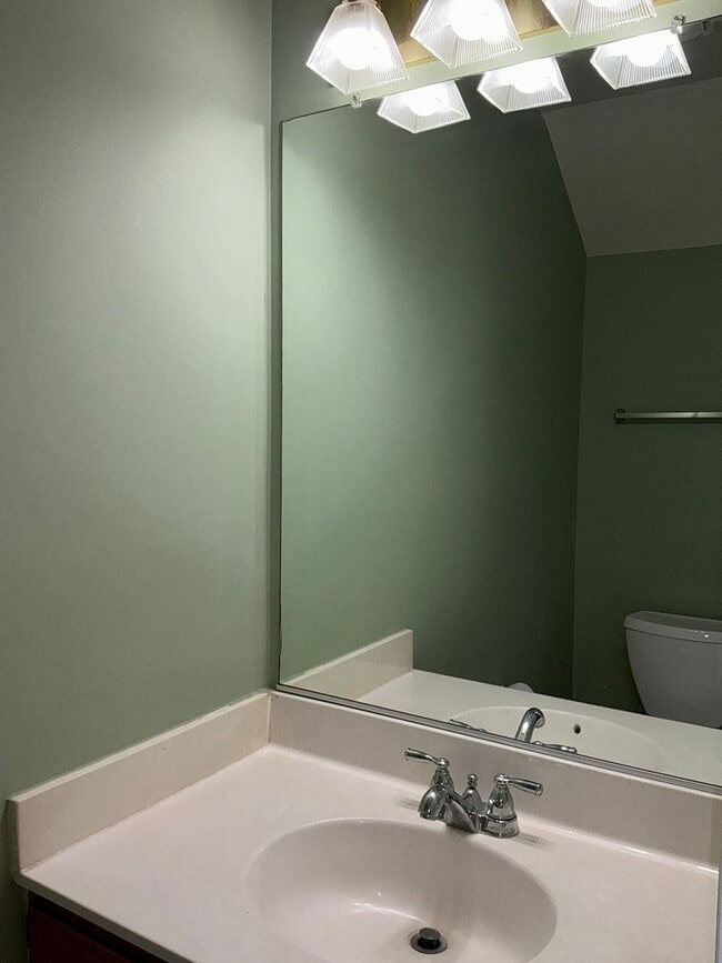 Building Photo - Beautiful 3BR 3.5BA 3 level townhome locat...