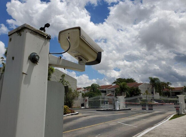 Building Photo - 6667 Racquet Club Dr