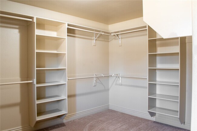 Building Photo - 5106 S Sloan Cir