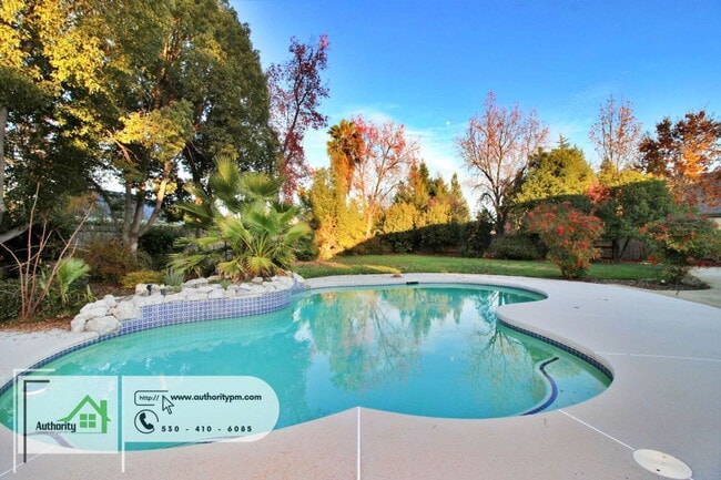 Building Photo - 2724 Western Oak Dr