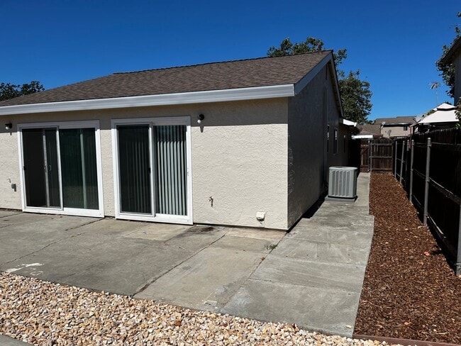 Building Photo - Newly Renovated 2 Bedroom , 1 Bath, 1600 S...