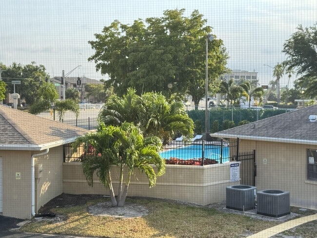 Building Photo - 5321 Summerlin Rd