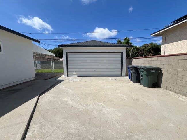 Building Photo - Charming Remodeled Lakewood Home with Bonu...