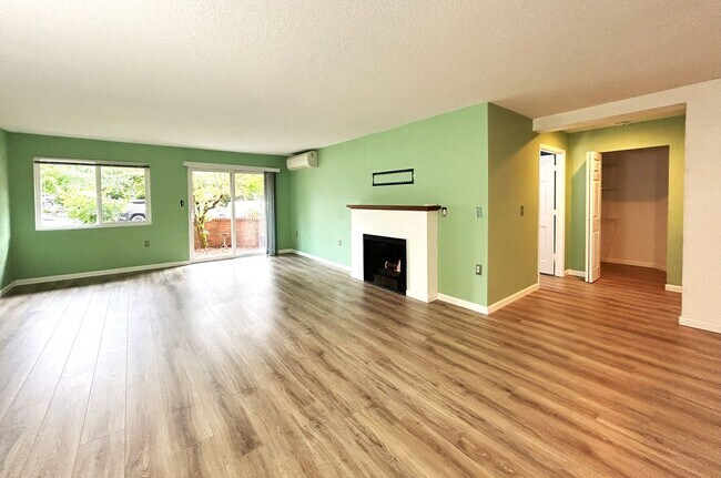 Building Photo - Cozy, Conveniently Located Large One Bedroom Condo!