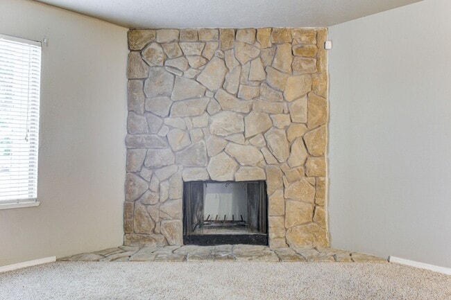 Building Photo - Cute Townhouse in the Heart of Norman, just minutes from OU!