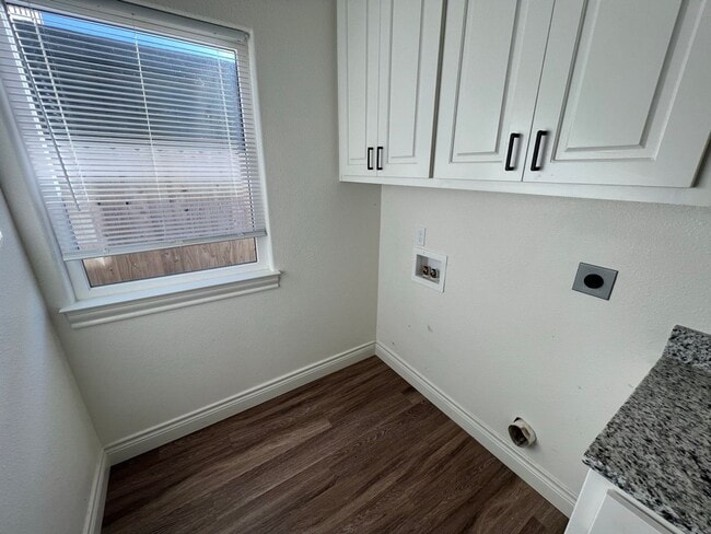 Building Photo - Easy Living with AMRR: Beautiful 4-Bedroom Home Near HEB