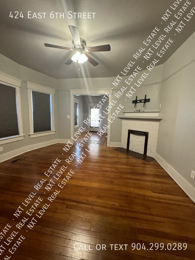 Building Photo - 424 E 6th St