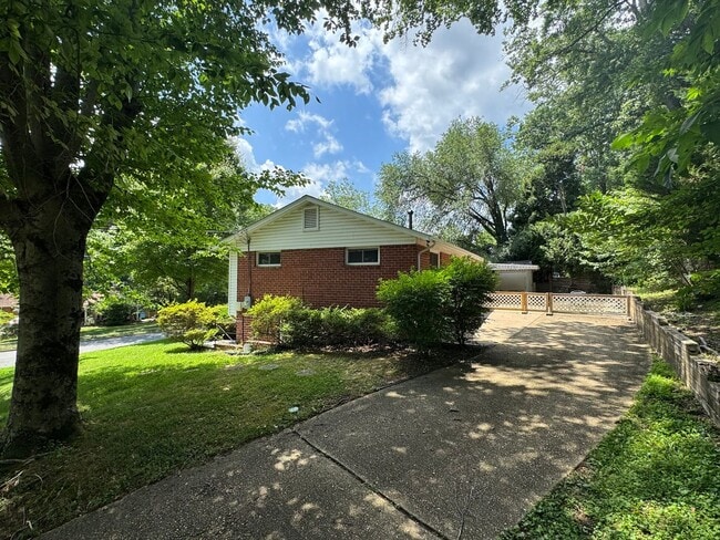 Building Photo - Gorgeous 4 Bed 3 Bath Home Sitting On Spac...