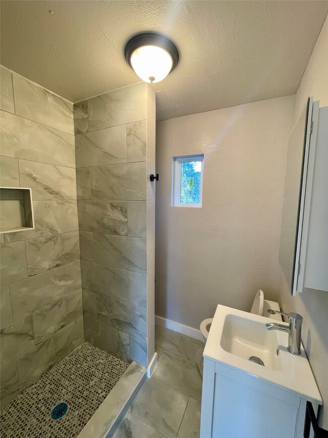 Building Photo - 504 N 8th St