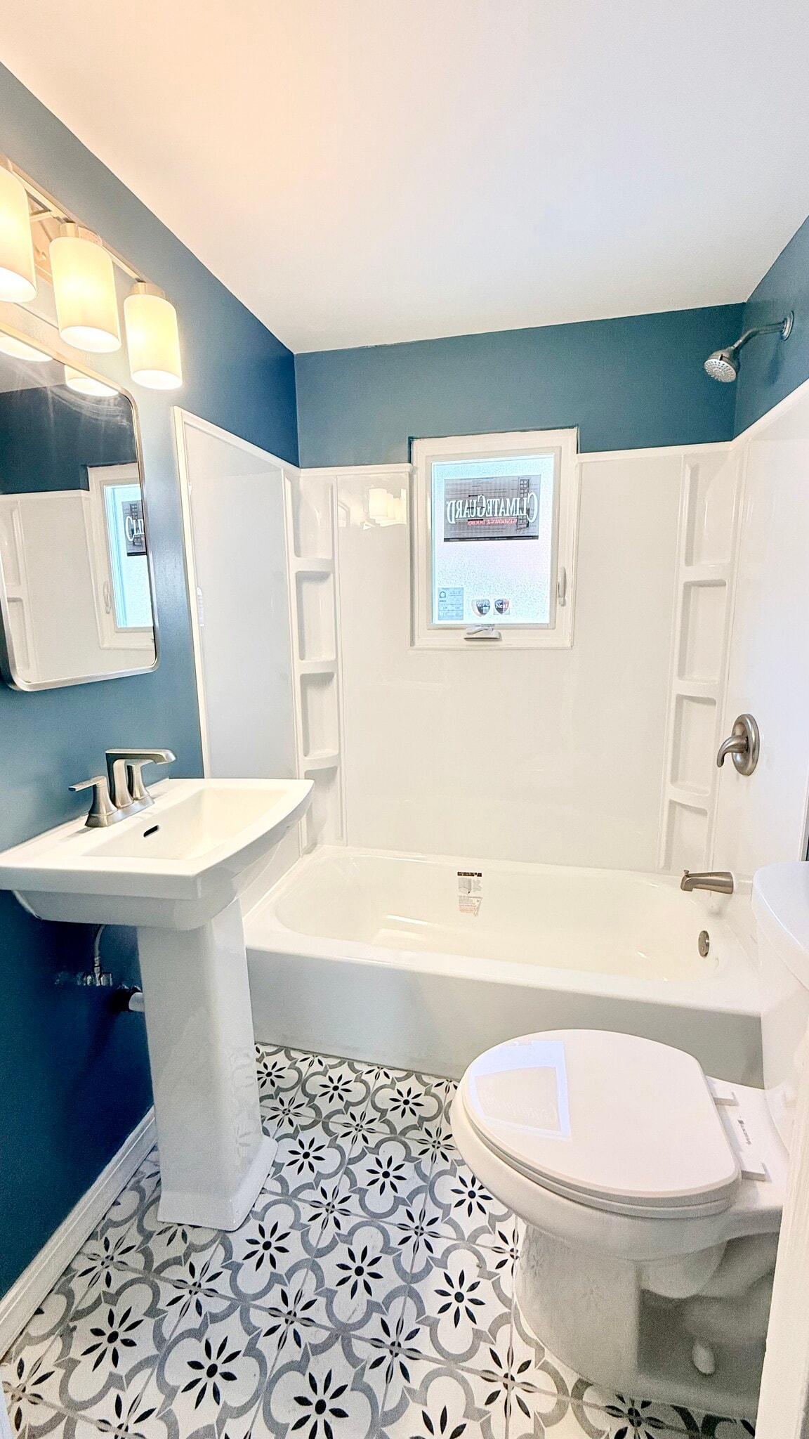 Building Photo - 5843 W Warwick Ave