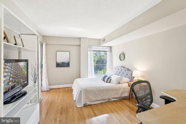 Building Photo - 1300 Army Navy Dr