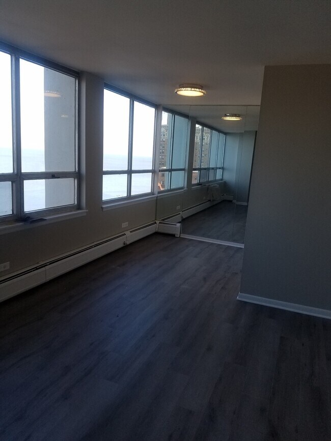 Building Photo - 6171 N Sheridan Rd