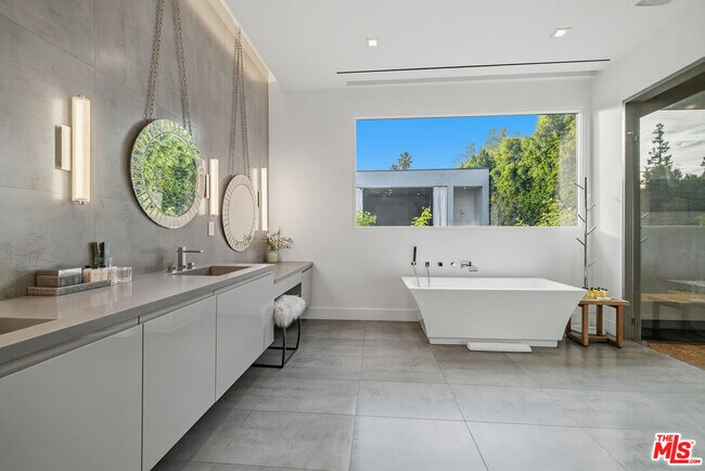 Building Photo - 5365 Vanalden Ave