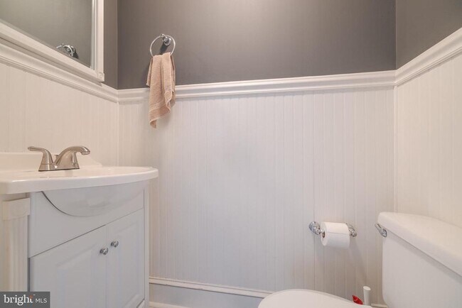 Building Photo - 835 Wellington St