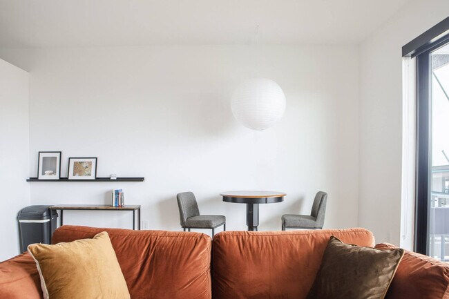 Building Photo - 1237 N Van Buren St