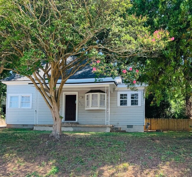 Building Photo - 3/2  Renovated House off West Broad Street!