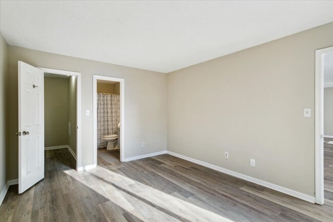 Building Photo - Updated 2 Bedroom 2 Bath Condo Near Fort Eustis and Williamsburg