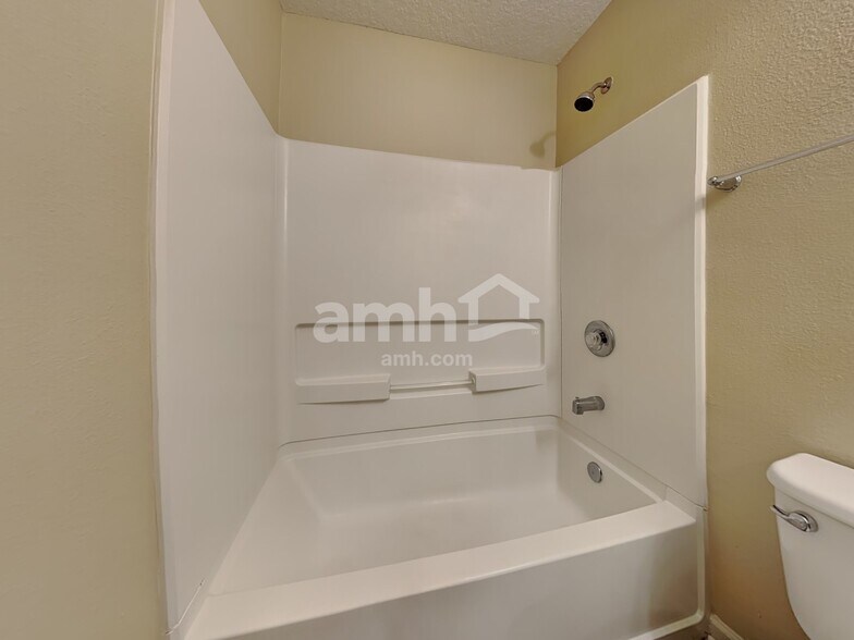 Building Photo - 563 Worcester Ct