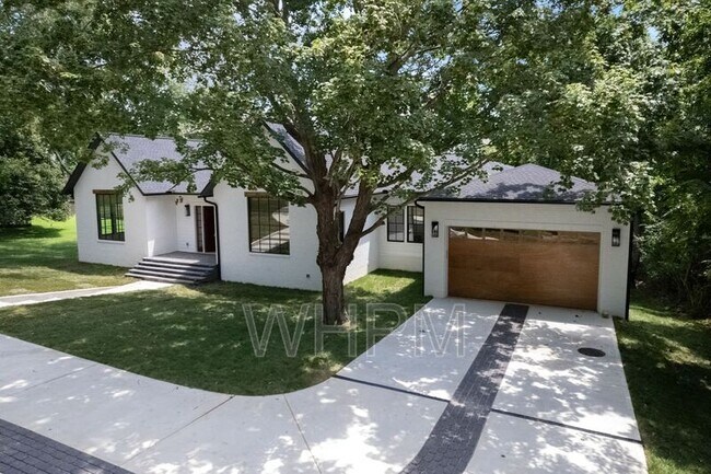 Building Photo - 541 Skyview Dr
