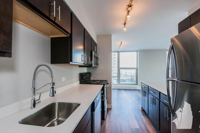 Building Photo - 2 bedroom in Chicago IL 60660