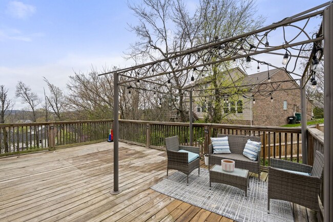 Building Photo - 3 Bed 2.5 Bath Home with 2 Car Garage and Fenced Backyard