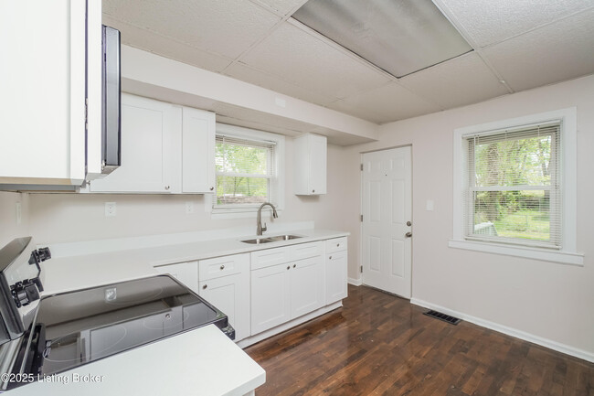 Building Photo - 115 S 39th St