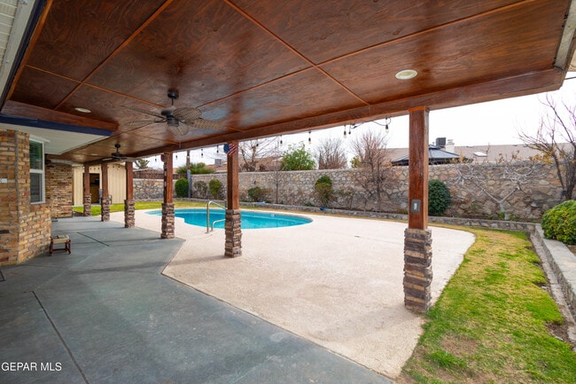 Building Photo - 8608 Catalpa Ln