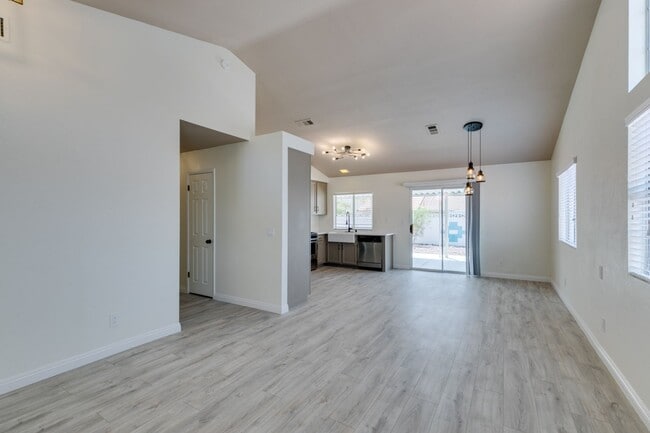 Building Photo - Fully upgraded 3 bedroom house on large lo...