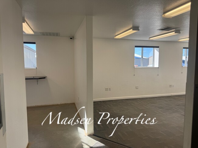 Building Photo - 1115 E Ewald Ct