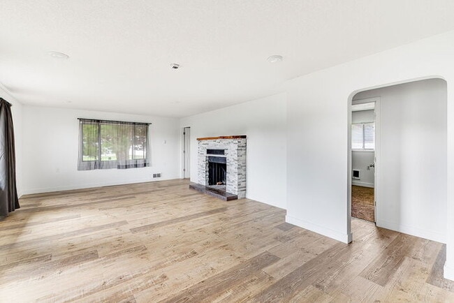 Building Photo - 2030 Ocean Beach Pl