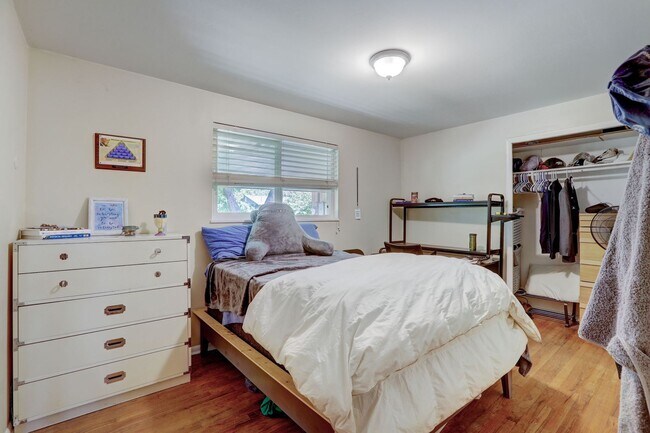 Building Photo - PRE-LEASE 4 BED 2 BATH – Updated Brick Hom...