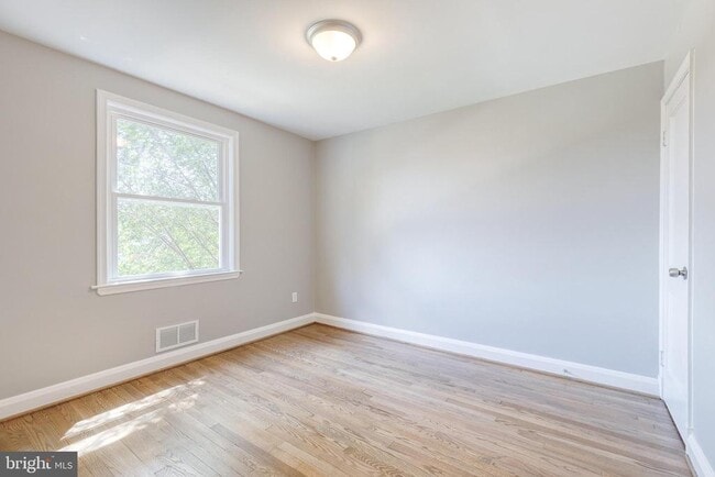Building Photo - 633 Lucia Ave