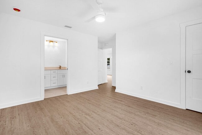 Building Photo - 972 W 9th St