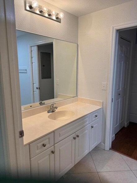 Building Photo - 2802 Sarento Pl