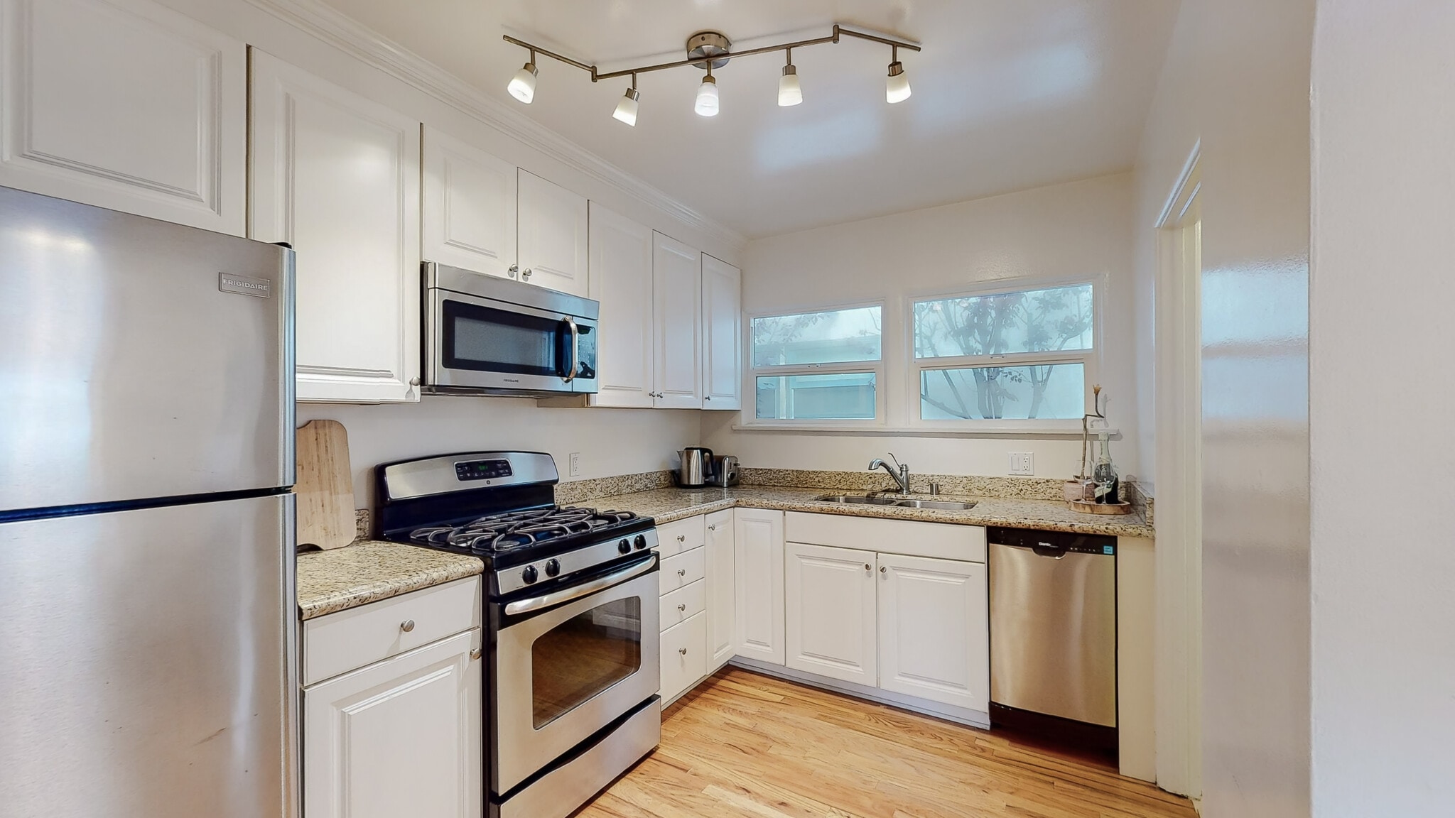 Kitchen - 904 Victoria Ave