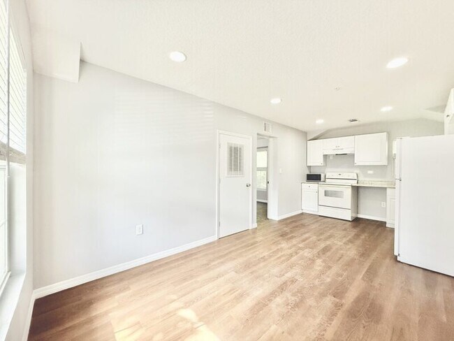 Building Photo - 425 F St